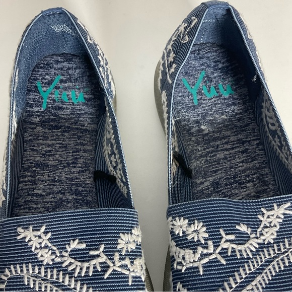 Yuu Blue & White Floral Embroidered Slip-On Elastic Padded Footbed Shoe Size 6.5 - Picture 8 of 16